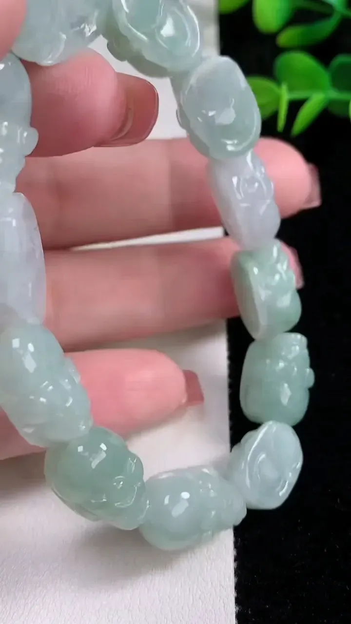 天然A货翡翠貔貅手串，尺寸17.4-11.4-7.2-12颗，重量:41.07g12月17日
工厂直销收藏佳品,种好水足，色泽均匀，有种有色，上手高大气！