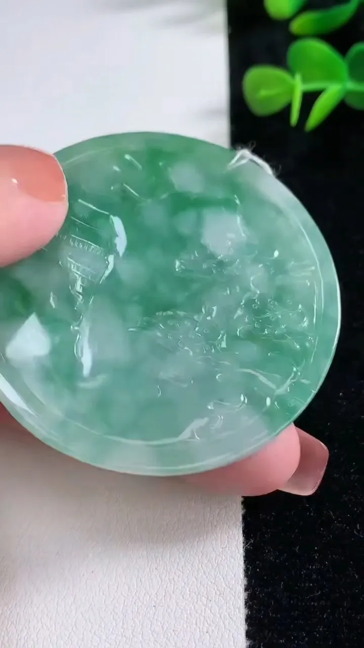 天然A货翡翠山水牌吊坠，尺寸53.6-5.2，重量:34.70g
12月17日