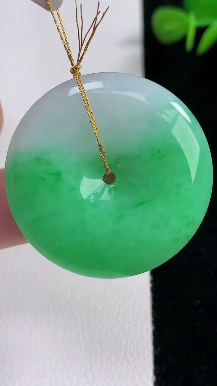 天然A货翡翠平安扣吊坠，尺寸34-5.8，重量:14.68g
12月17日