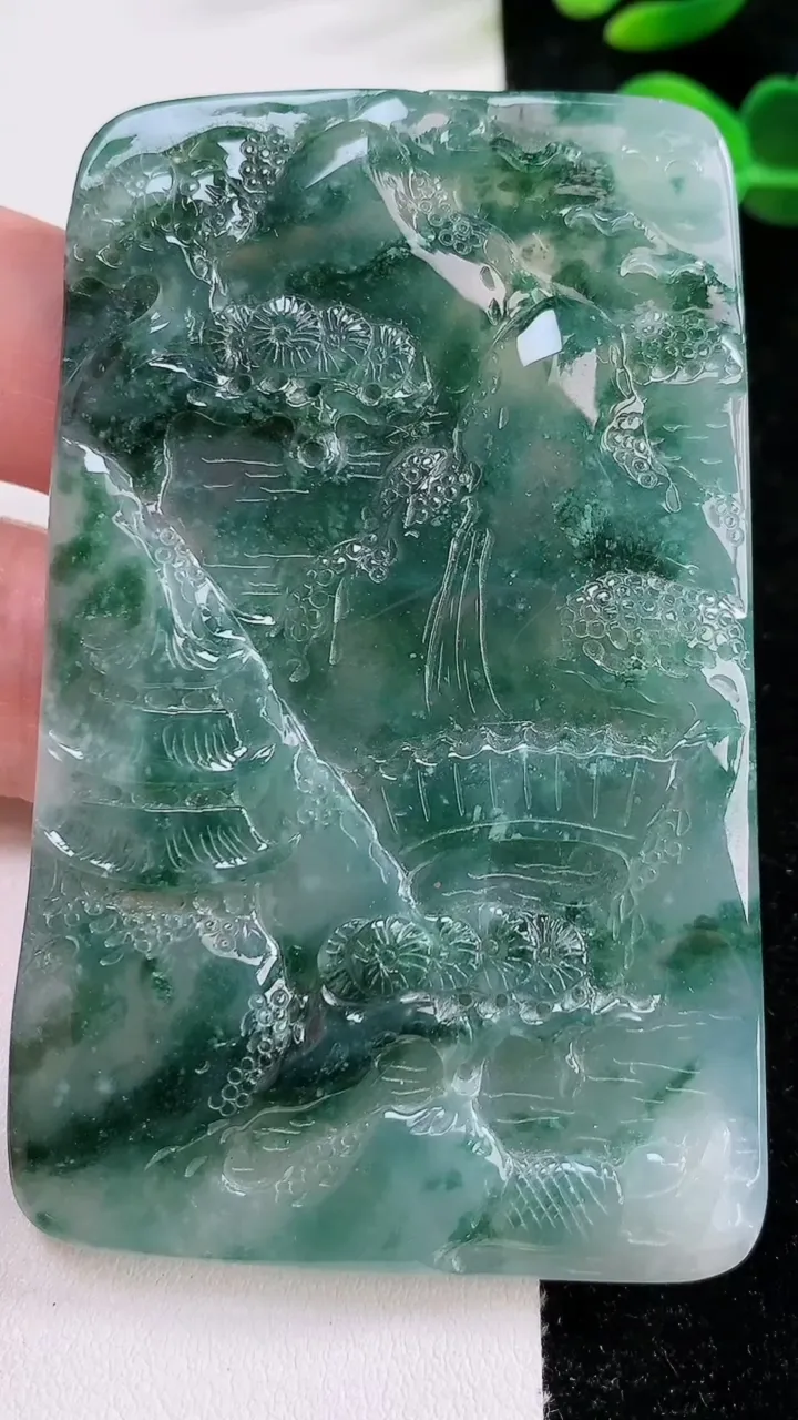 天然A货翡翠吊坠，尺寸77.8-49-7重:71.03g
12月17日