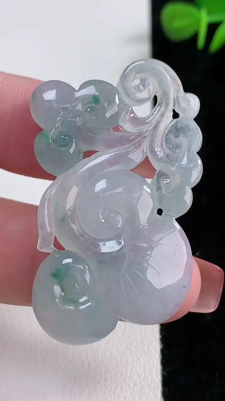 天然A货翡翠冰种飘花如意吊坠，尺寸42.2-25-4.8，重量:9.63g
12月17日