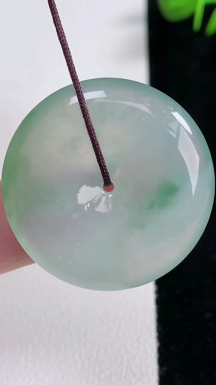 天然A货翡翠平安扣吊坠，尺寸30.8-5.7，重量:11.69g
12月17日