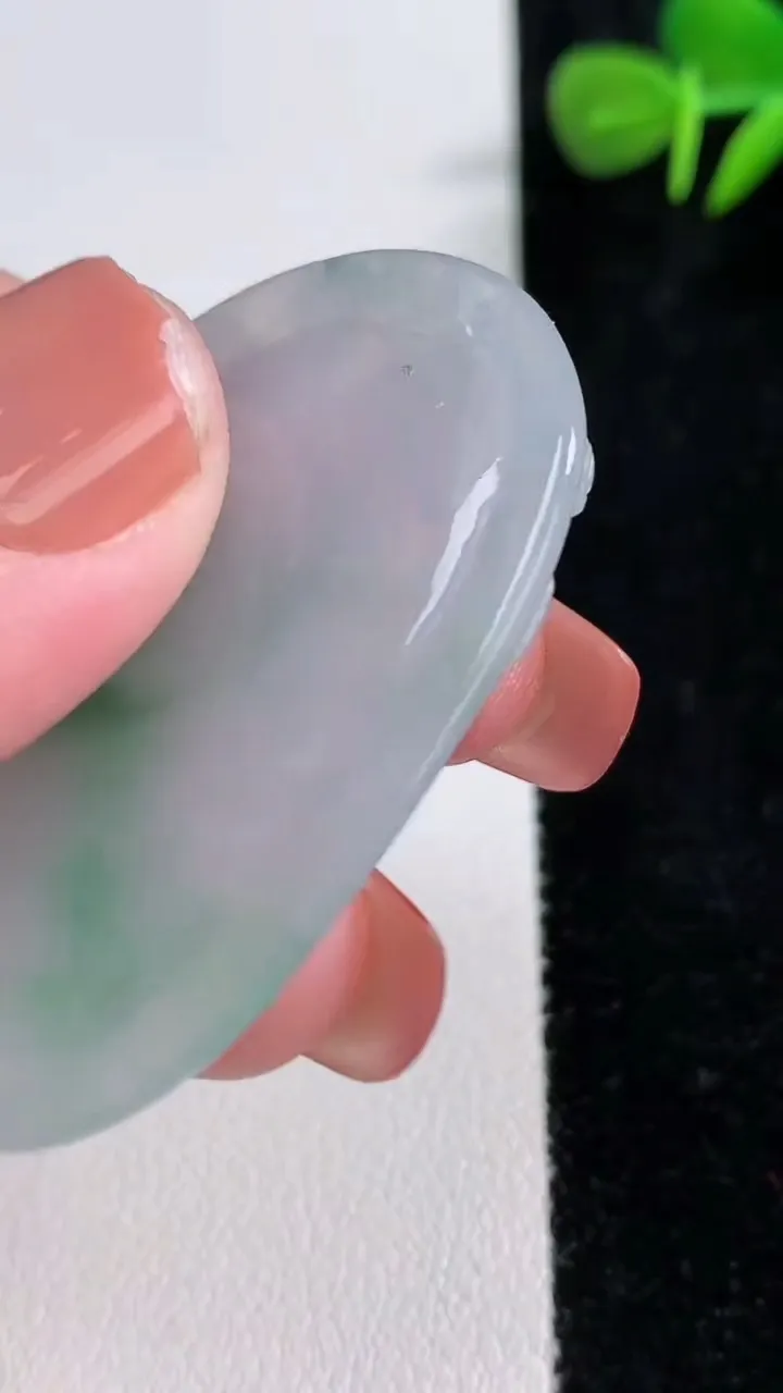 天然A货翡翠千手观音吊坠，尺寸47-33.3-4.5，重量:13.94g
12月17日