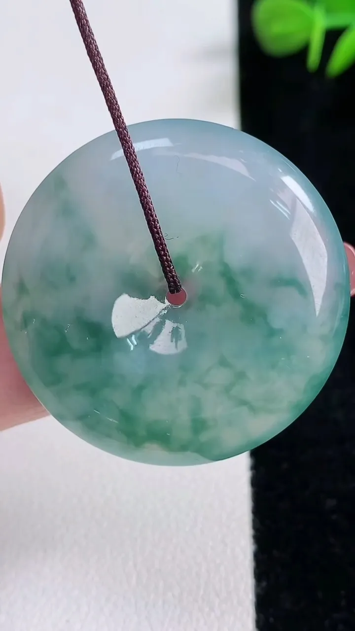 天然A货翡翠冰种飘花平安扣吊坠，尺寸32.5-5.6，重量:12.49g
12月17日