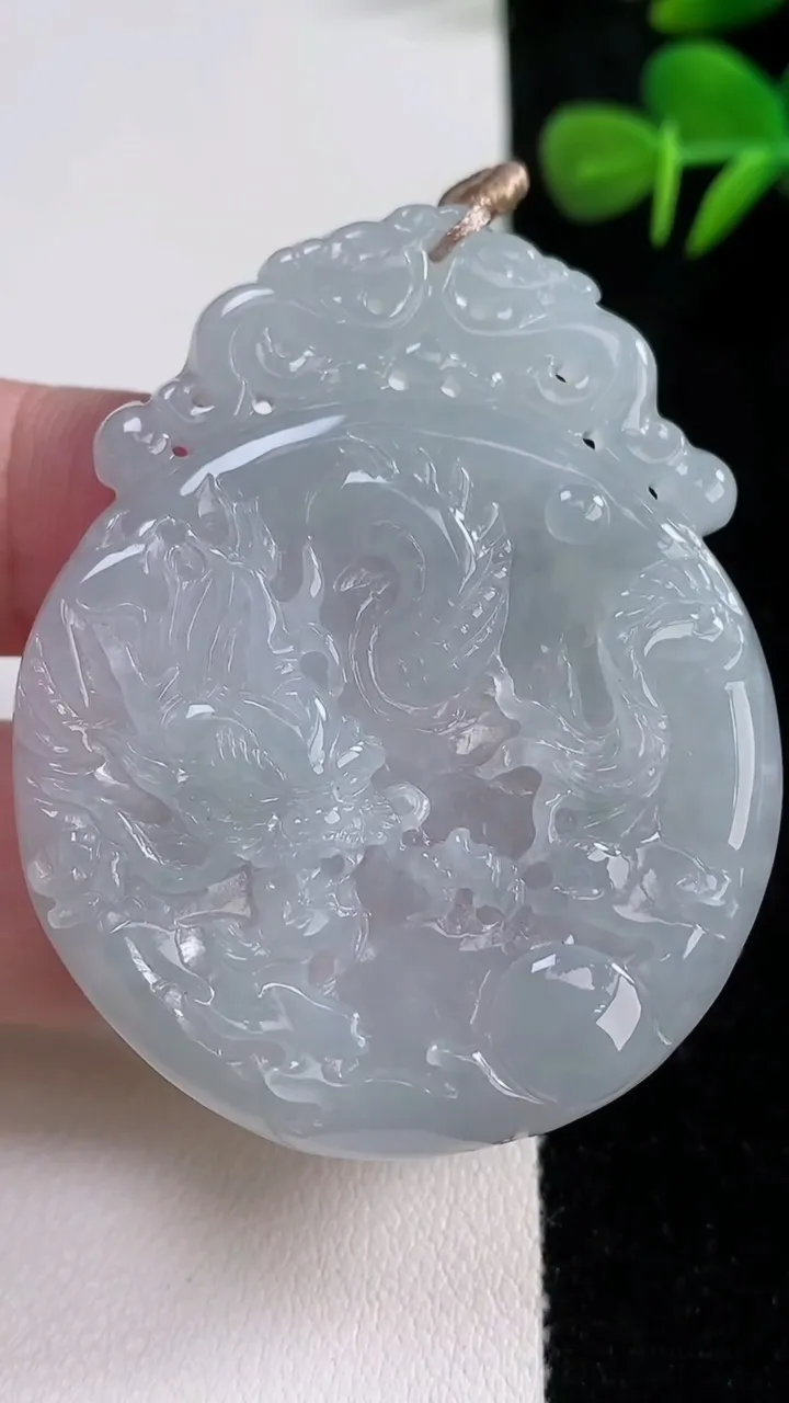 天然A货翡翠龙牌吊坠，尺寸54-43.2-5.6，重量:25.47g
12月17日