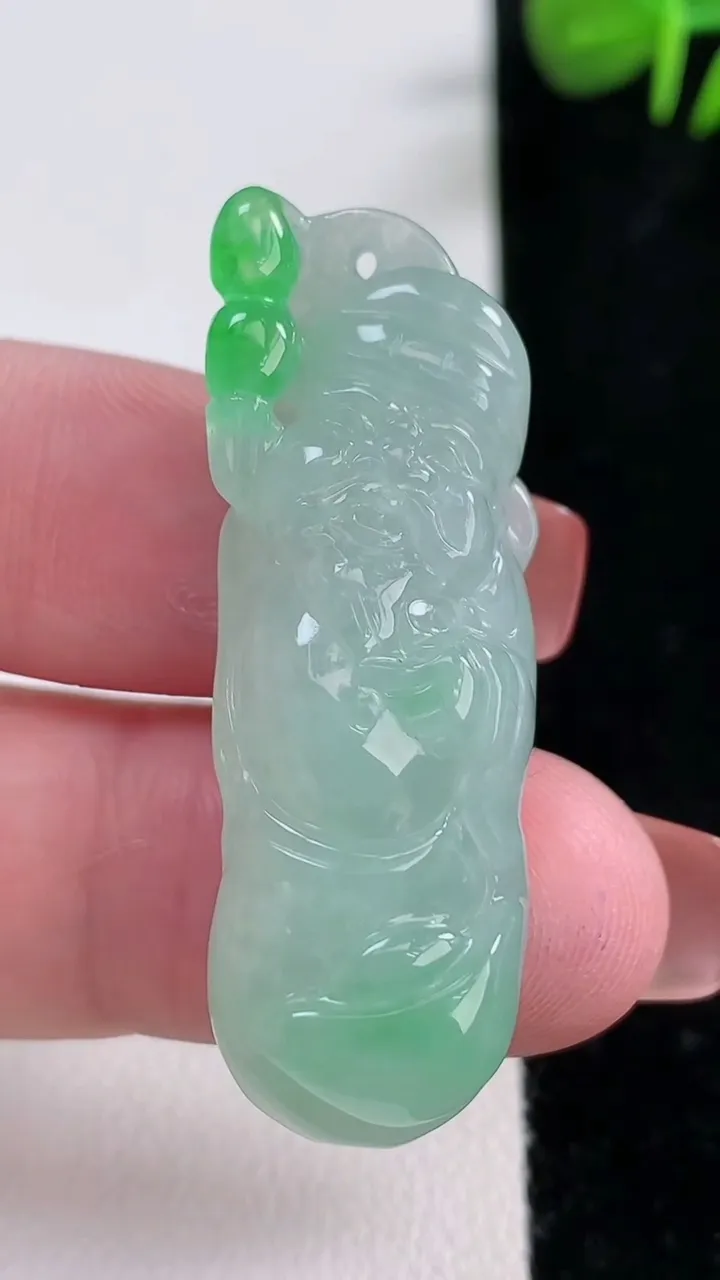 天然A货翡翠财神爷吊坠，尺寸42.5-14.8-9.2，重量:11.85g
12月17日