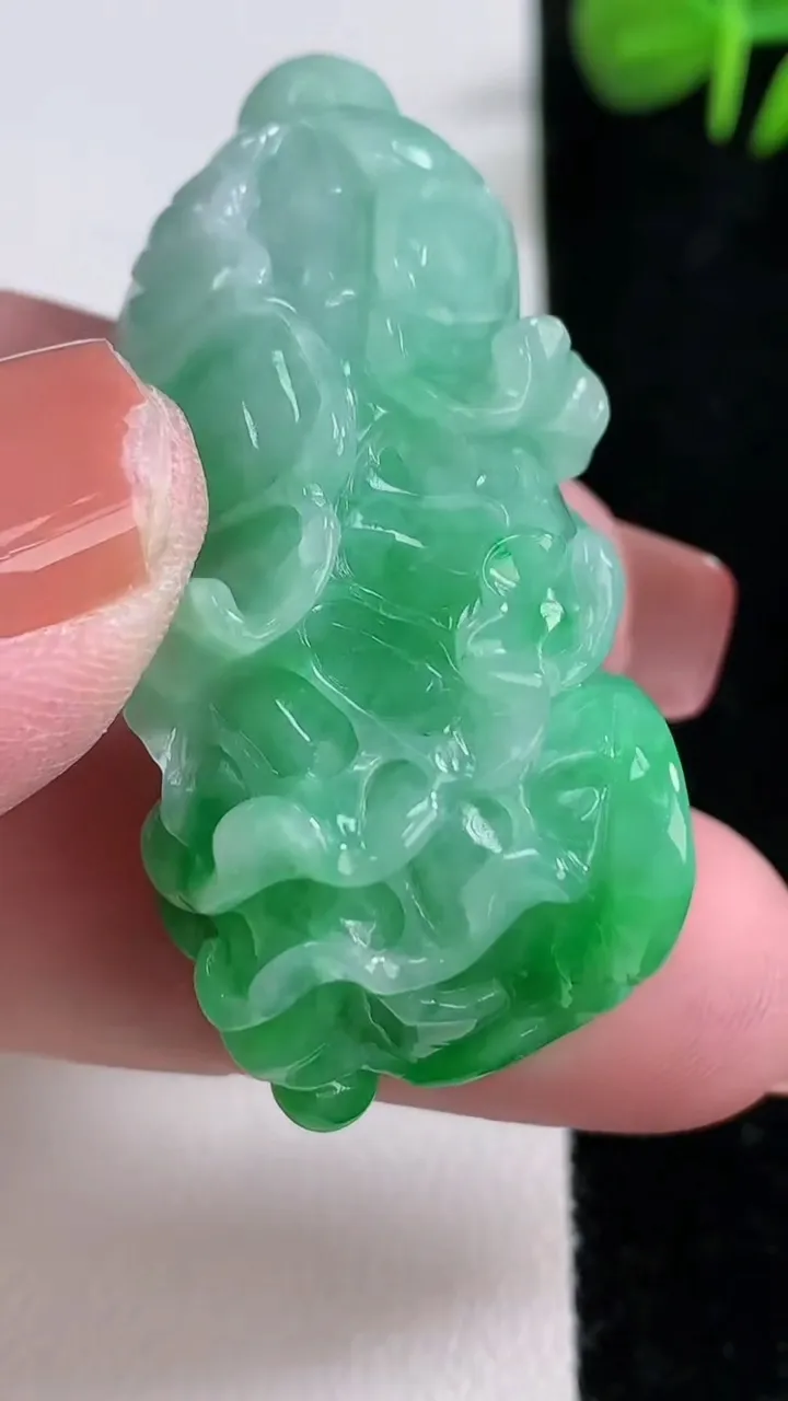 天然A货翡翠白菜吊坠，尺寸44.8-21.2-17.2，重量:30.49g
12月17日