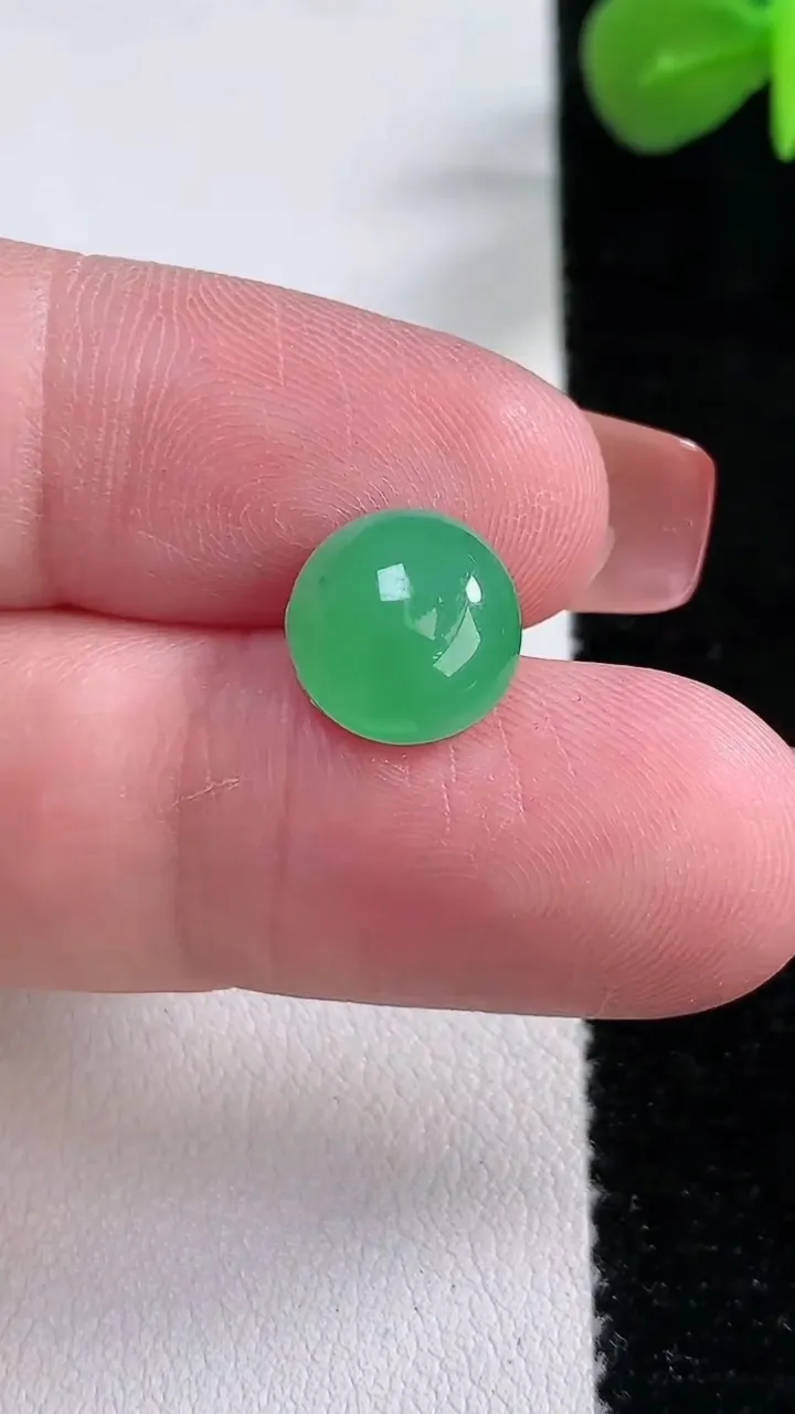 天然A货翡翠蛋面镶嵌件，尺寸10.7-10-5.2，重:0.94g
12月17日
