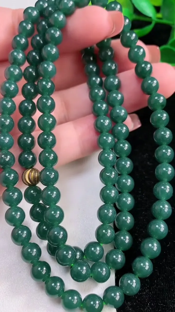 天然A货翡翠圆珠项链，尺寸6.8-108颗，重:57.46g
12月17日