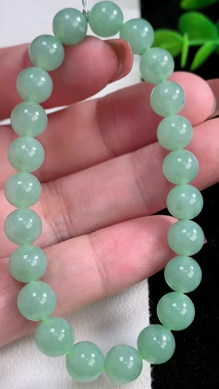 天然A货翡翠圆珠手串，尺寸7.8-23颗，重量:20.11g12月17日
工厂直销收藏佳品,种好水足，色泽均匀，有种有色，上手高大气！