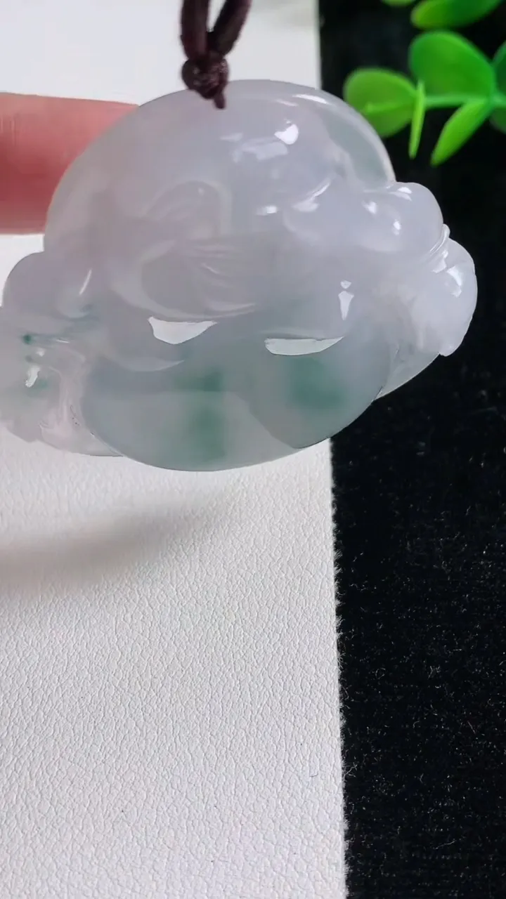 天然A货翡翠冰种飘花佛公吊坠，尺寸46.4-51-8.5，重量:29.57g
12月17日