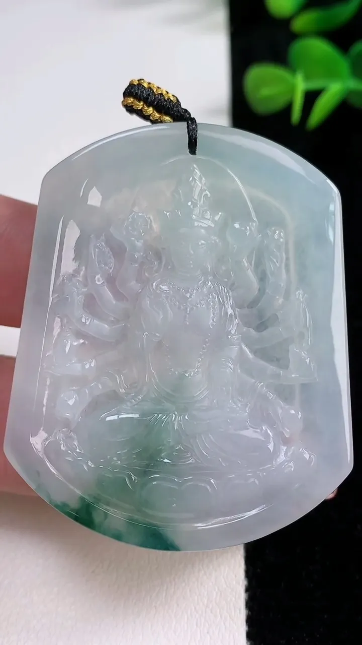 天然A货翡翠冰种飘花千手观音吊坠，尺寸52.8-43.7-4.6，重量:27.35g
12月17日