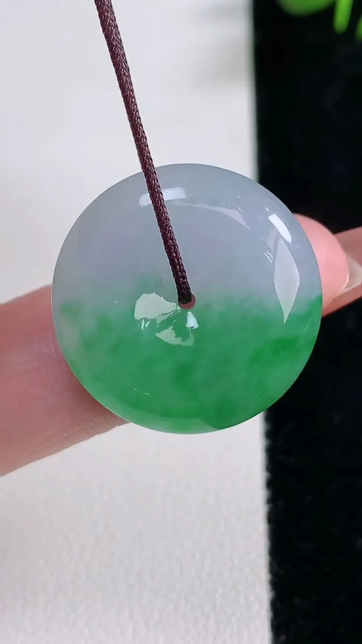 天然A货翡翠平安扣吊坠，尺寸22-5.7，重量:5.73g
12月17日