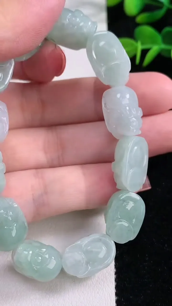 天然A货翡翠貔貅手串，尺寸17.4-11.4-7.2-12颗，重量:41.07g12月17日
工厂直销收藏佳品,种好水足，色泽均匀，有种有色，上手高大气！