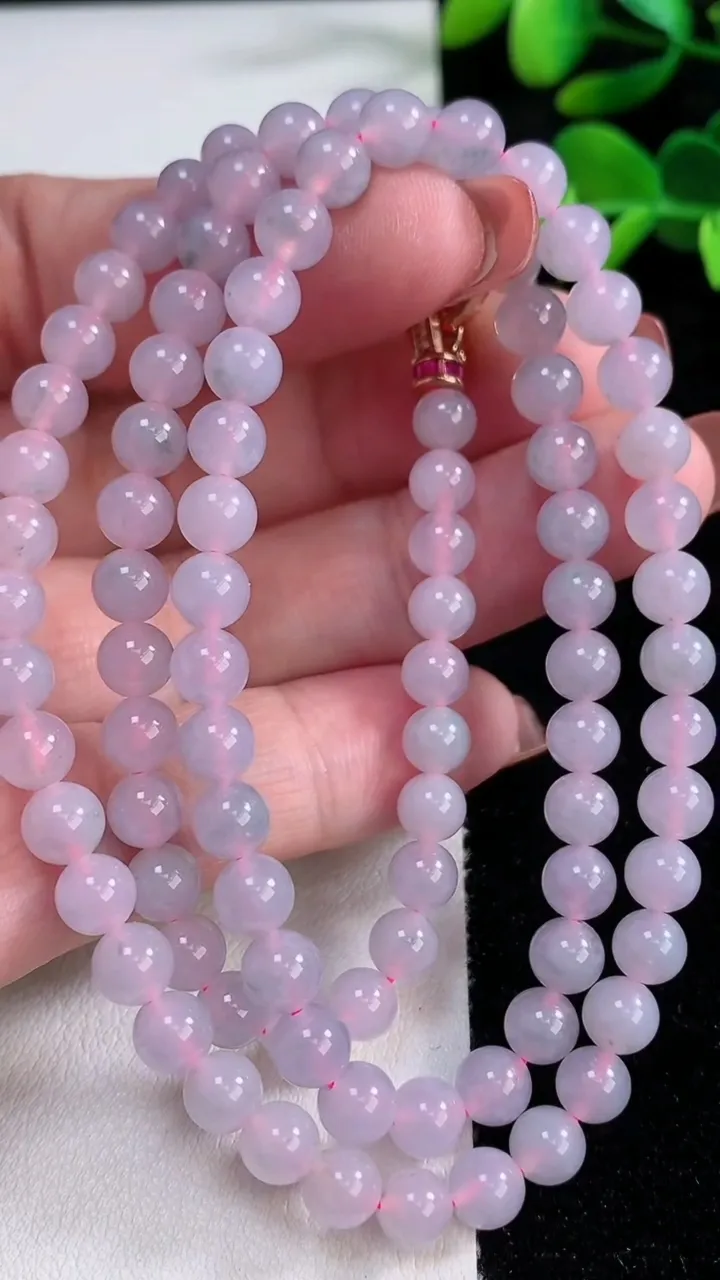 天然A货翡翠紫罗兰圆珠项链，尺寸5.7-95颗，重量:33.38g12月17日
工厂直销收藏佳品,种好水足，色泽均匀，有种有色，上手高大气！