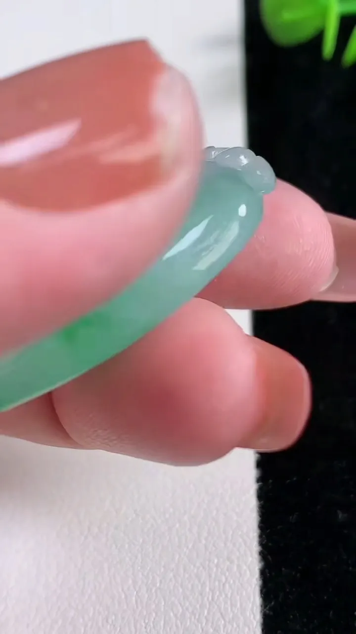 天然A货翡翠福瓜吊坠，尺寸37.7-21-6.5，重量:10.51g
12月17日