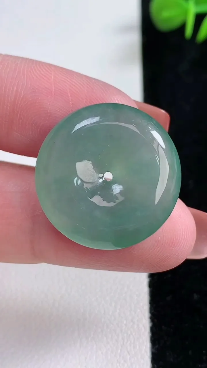 天然A货翡翠平安扣吊坠，尺寸24-5.5，重量:6.58g
12月17日