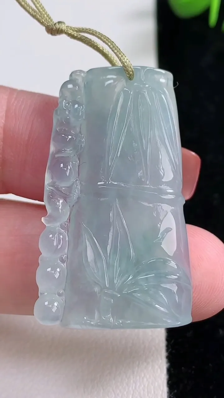 天然A货翡翠冰种飘花节节高升 竹节吊坠，尺寸38-23.2-4.2，重量:8.03g
12月17日