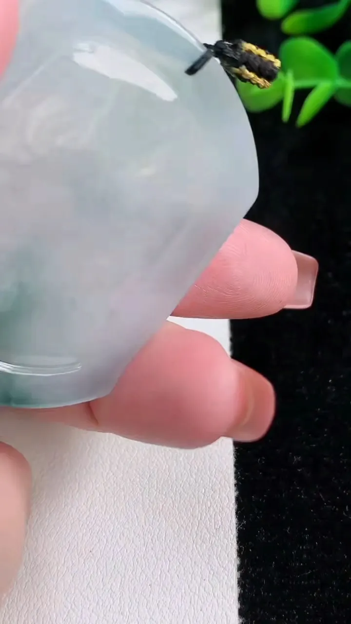 天然A货翡翠冰种飘花千手观音吊坠，尺寸52.8-43.7-4.6，重量:27.35g
12月17日