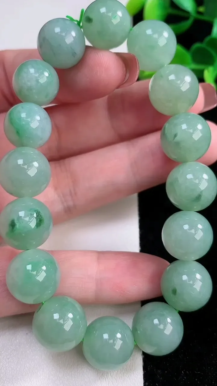 天然A货翡翠圆珠手串，尺寸13.5，重:65.00g12月17日
工厂直销收藏佳品,种好水足，色泽均