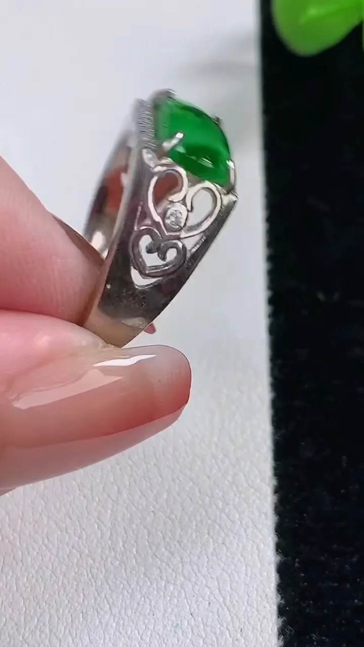 天然A货翡翠马鞍戒指，尺寸14.5-6.2，重:0.39g2025年12月17日
工厂直销收藏佳品,种好水足，色泽均匀，有种有色，上手高大气！