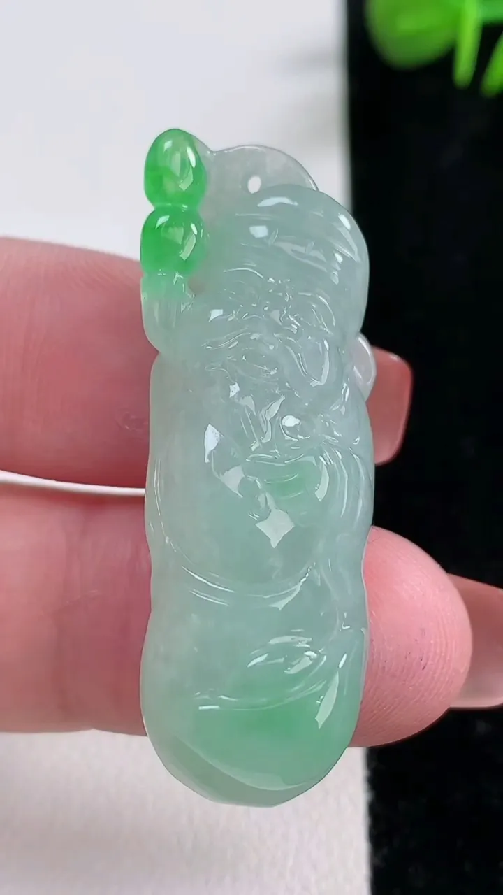 天然A货翡翠财神爷吊坠，尺寸42.5-14.8-9.2，重量:11.85g
12月17日
