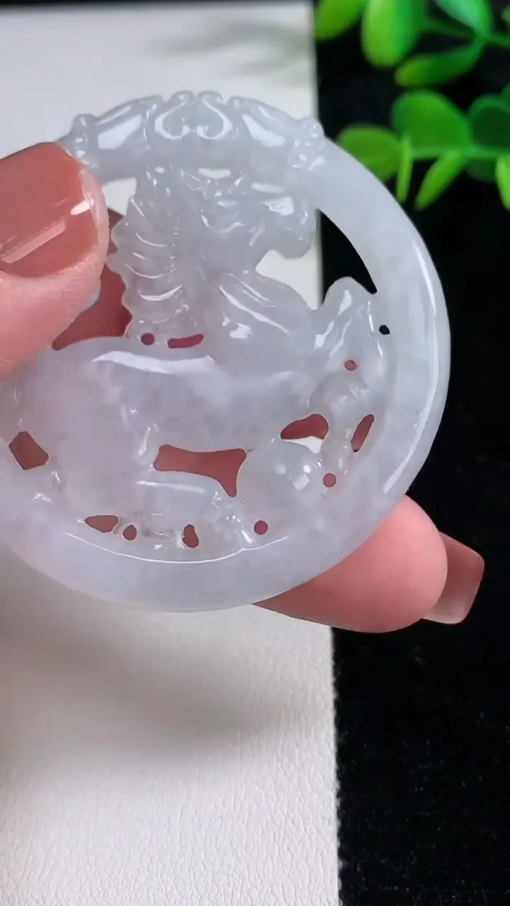 天然A货翡翠生肖马吊坠，尺寸53.3-6，重量:27.74g
12月17日