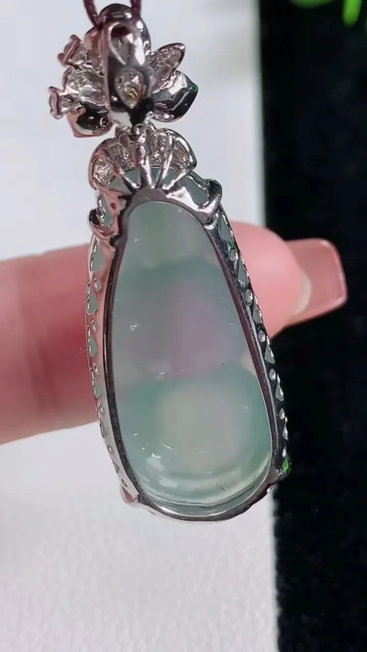 天然A货翡翠福豆吊坠，尺寸39.5-29-14.5-10.2，重量:7.04g
12月17日