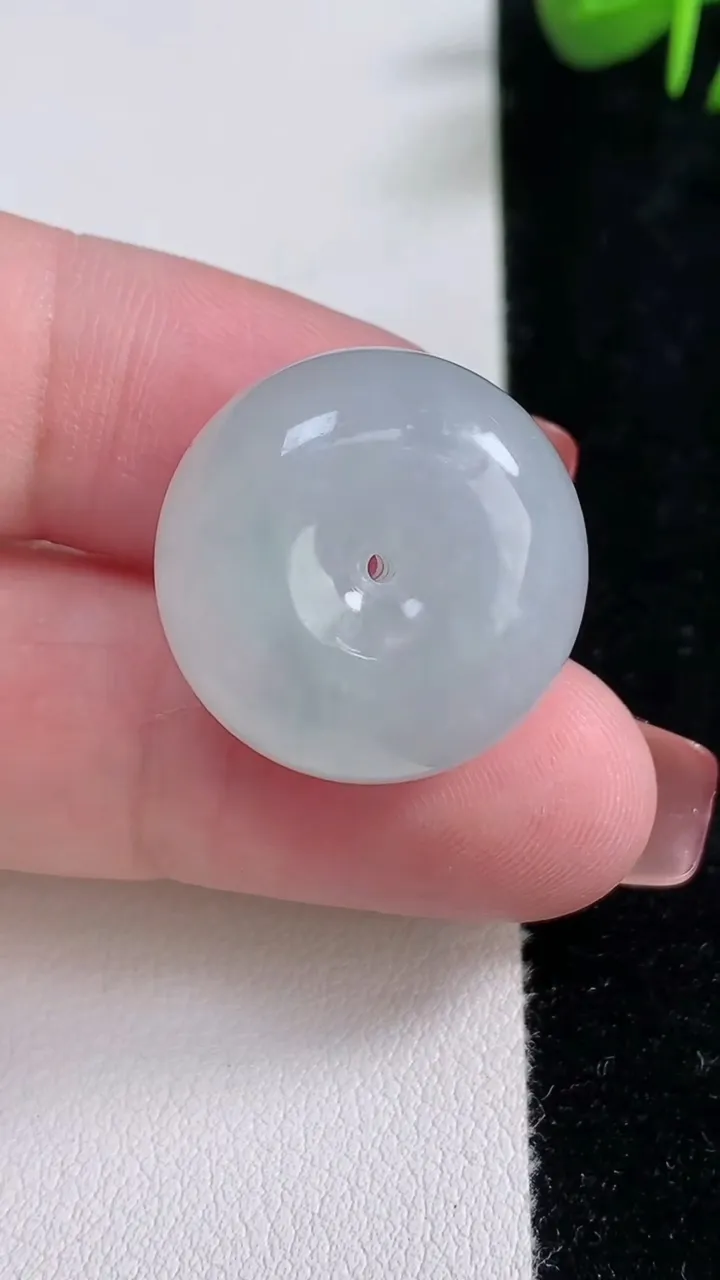 天然A货翡翠路路通吊坠，尺寸22.2-11.9，重量:12.10g
12月17日