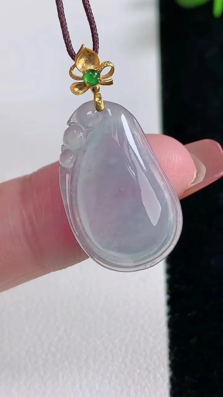 天然A货翡翠种白冰福瓜吊坠，尺寸22.5-14.3-4.1，重量:2.25g
12月17日