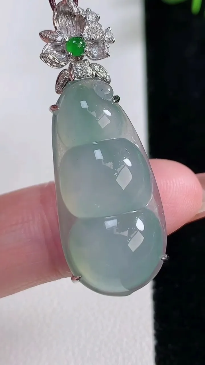 天然A货翡翠福豆吊坠，尺寸39.5-29-14.5-10.2，重量:7.04g
12月17日