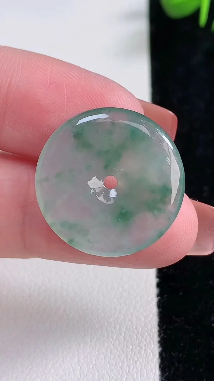 天然A货翡翠冰种飘花平安扣吊坠，尺寸23-3.4，重量:4.01g
12月17日