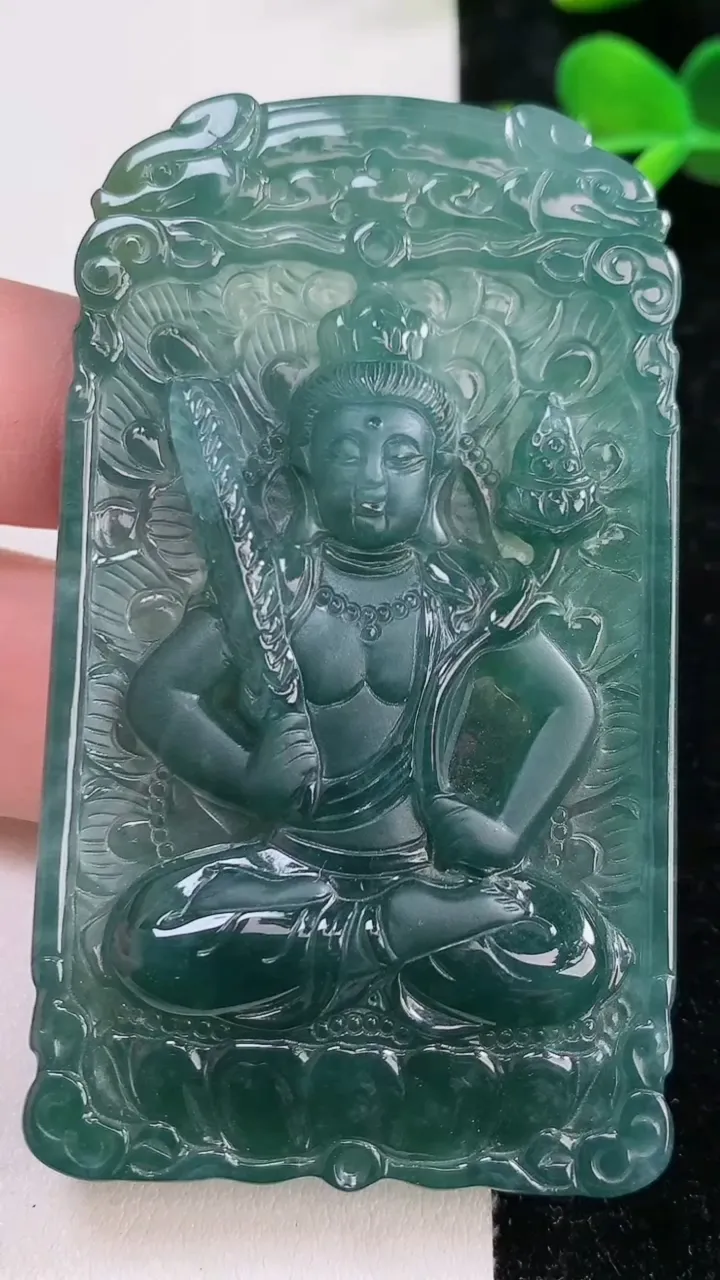 天然A货翡翠虚空藏菩萨吊坠，尺寸73-42-7，重:40.51g
12月17日