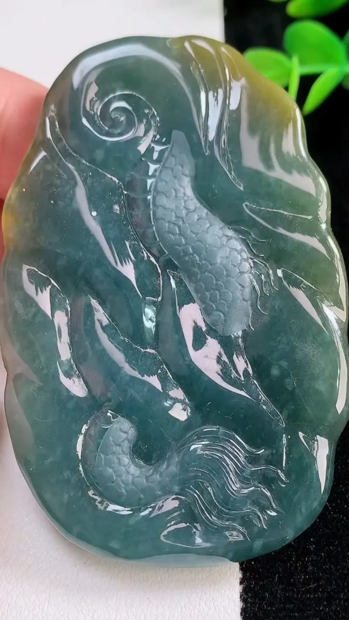 天然A货翡翠双彩龙牌吊坠，尺寸77-50-17.3，重量:105.20g
12月17日