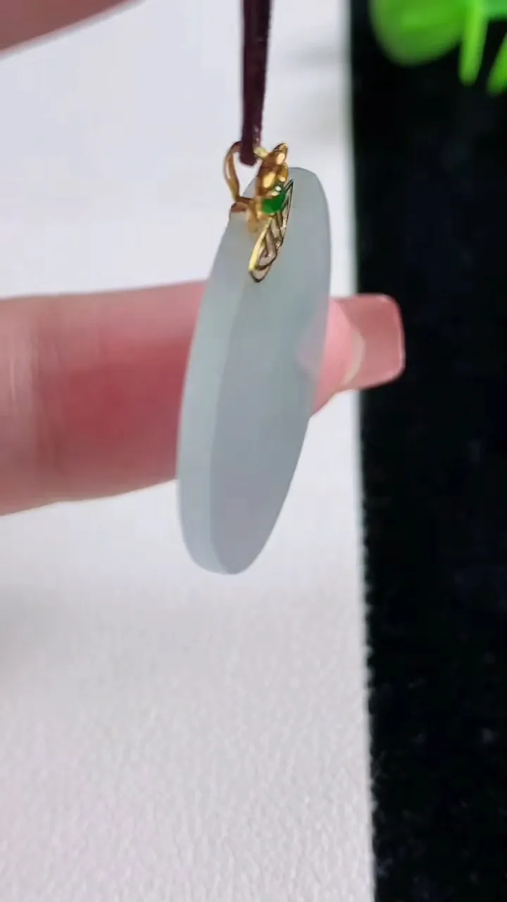 天然A货翡翠种白冰无事牌吊坠，尺寸25.6-2，重量:3.58g
12月17日