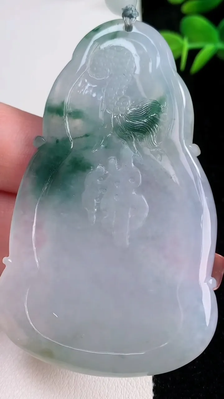 天然A货翡翠冰种飘花大日如来吊坠，尺寸72-43.4-9，重量:50.20g
12月17日