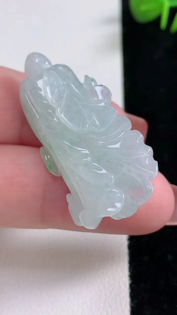 天然A货翡翠白菜吊坠，尺寸38.5-19.6-13，重量:11.62g
12月17日