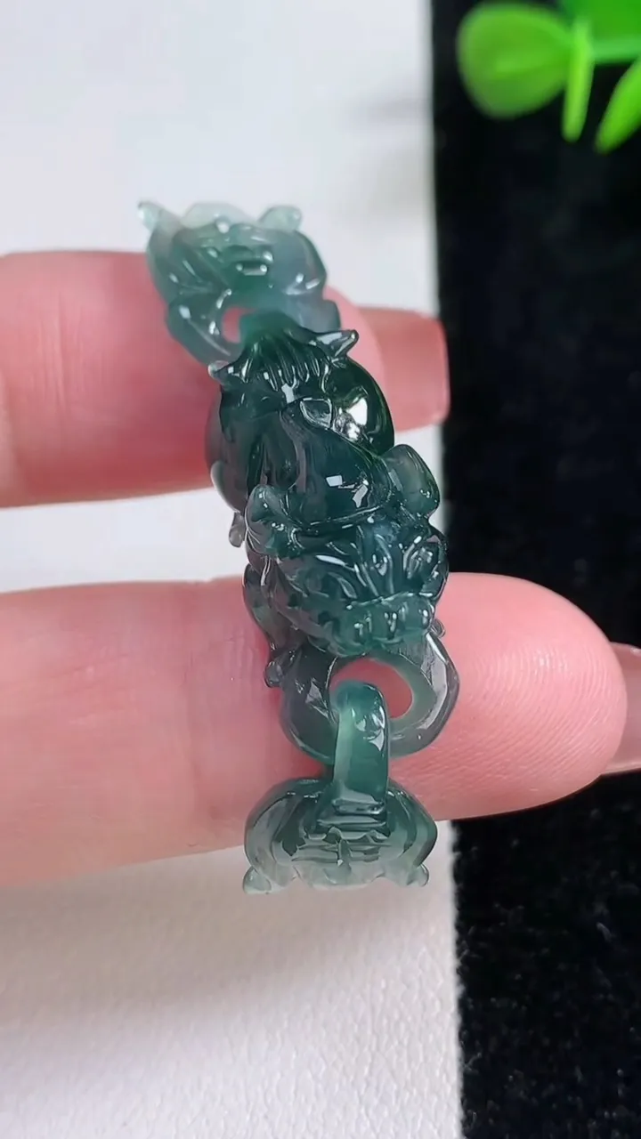 天然A货翡翠貔貅吊坠，尺寸37.8-11.3-13.6，重量:7.80g
12月17日