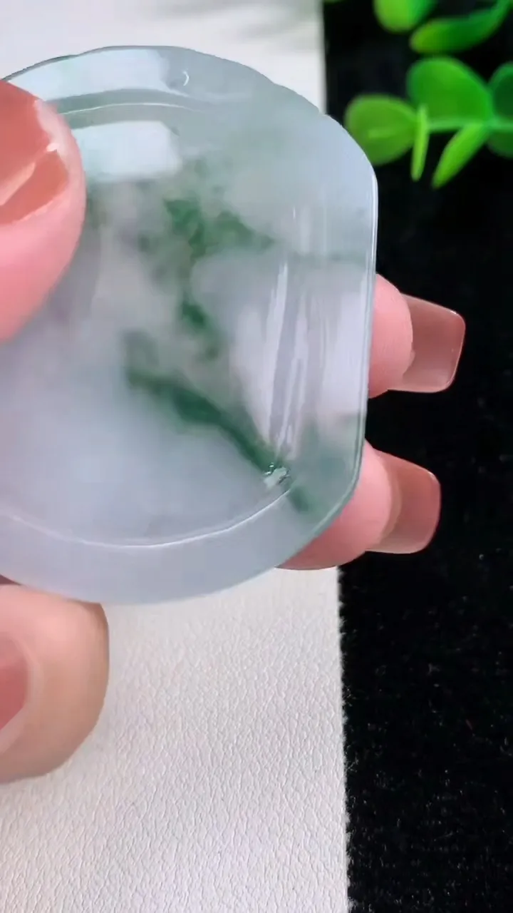 天然A货翡翠冰种飘花生肖鼠吊坠，尺寸51.2-42.5-4，重量:19.16g
12月17日