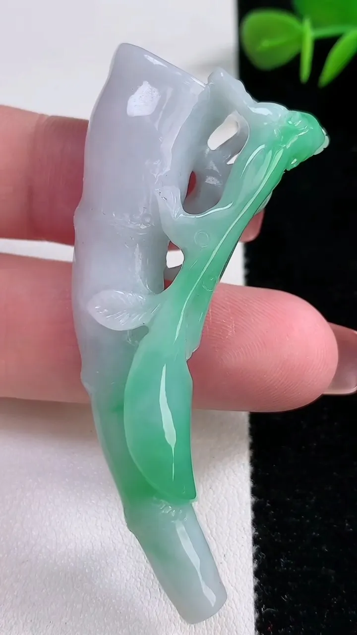 天然A货翡翠烟嘴，尺寸62-28.2-11.6，重:23.21g
12月17日