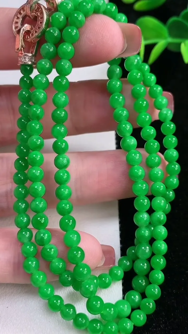 天然A货翡翠圆珠项链，尺寸4.2-4.7-142颗，重:21.31g
12月17日
