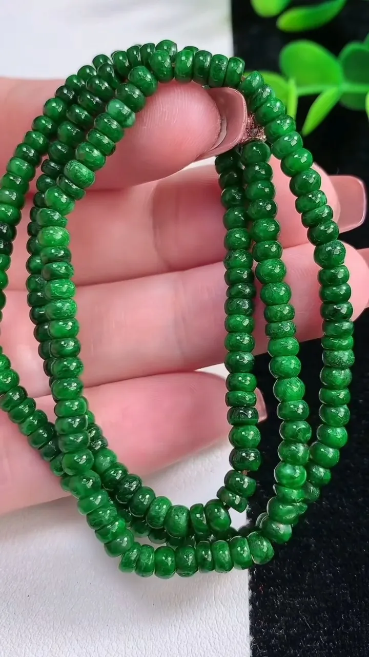 天然A货翡翠算盘珠项链，尺寸4.2，重:19.50g12月17日
工厂直销收藏佳品,种好水足，色泽均匀，有种有色，上手高大气！