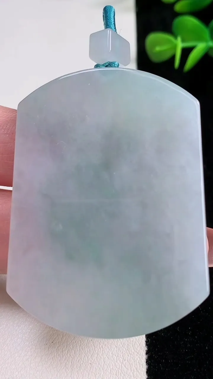 天然A货翡翠无事牌吊坠，尺寸54.4-40.3-5.4，重量:36.28g
12月17日