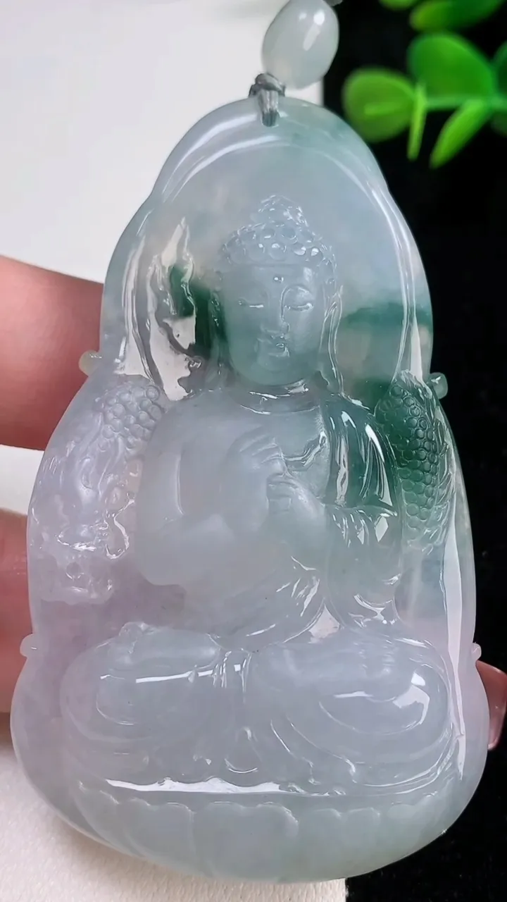 天然A货翡翠冰种飘花大日如来吊坠，尺寸72-43.4-9，重量:50.20g
12月17日
