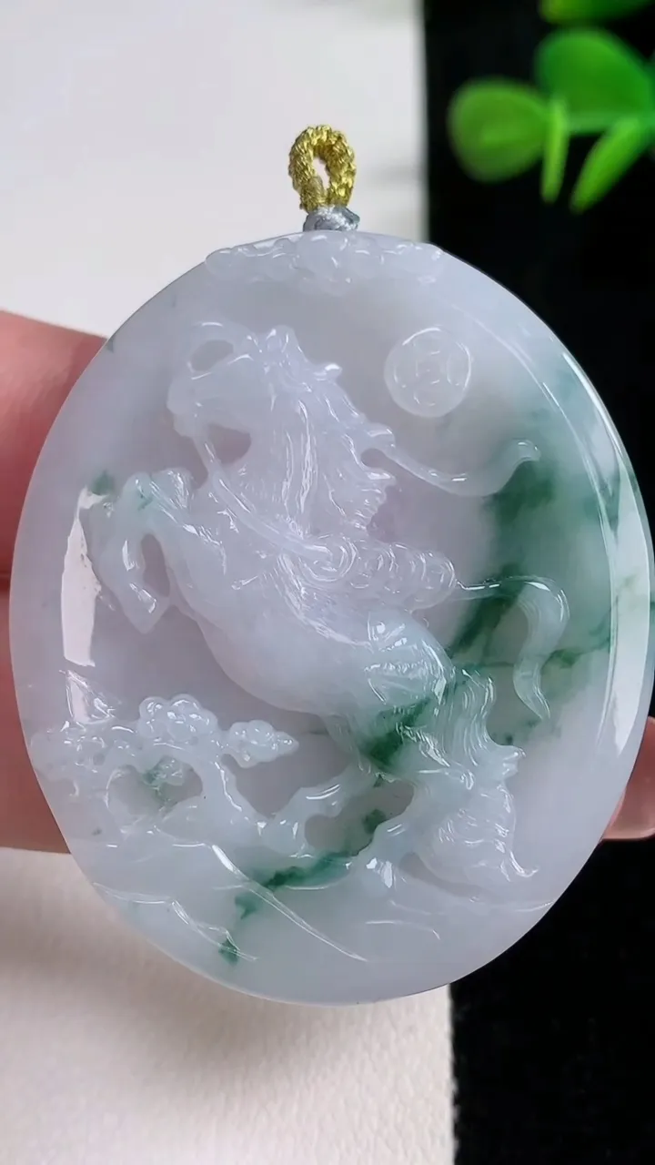 天然A货翡翠飘花战马吊坠，尺寸47.7-40.4-4.4，重量:20.48g
12月17日