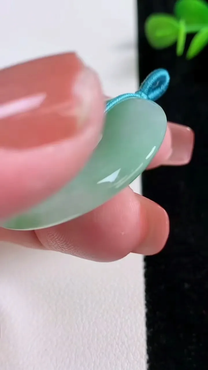 天然A货翡翠平安扣吊坠，尺寸36-5.7，重量:15.96g
12月17日