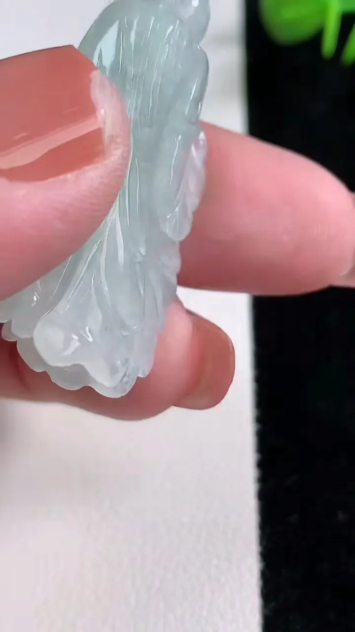 天然A货翡翠白菜吊坠，尺寸38.5-19.6-13，重量:11.62g
12月17日