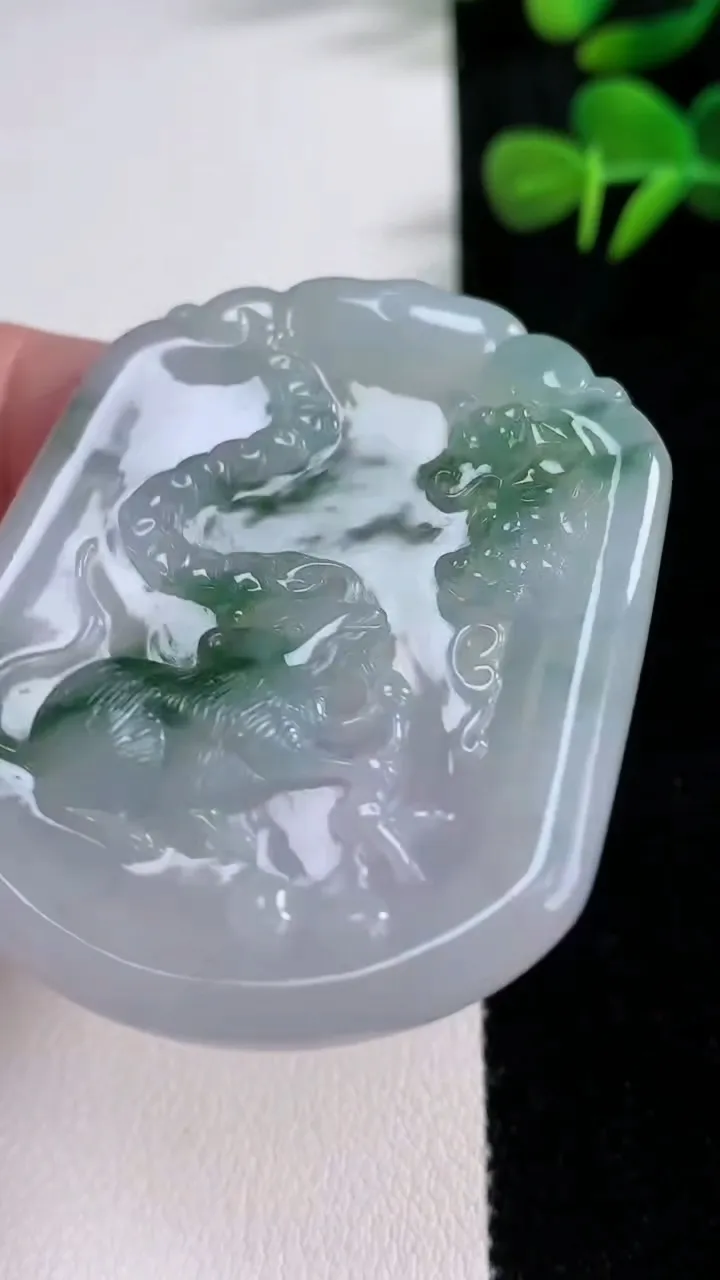 天然A货翡翠冰种飘花生肖鼠吊坠，尺寸51.2-42.5-4，重量:19.16g
12月17日