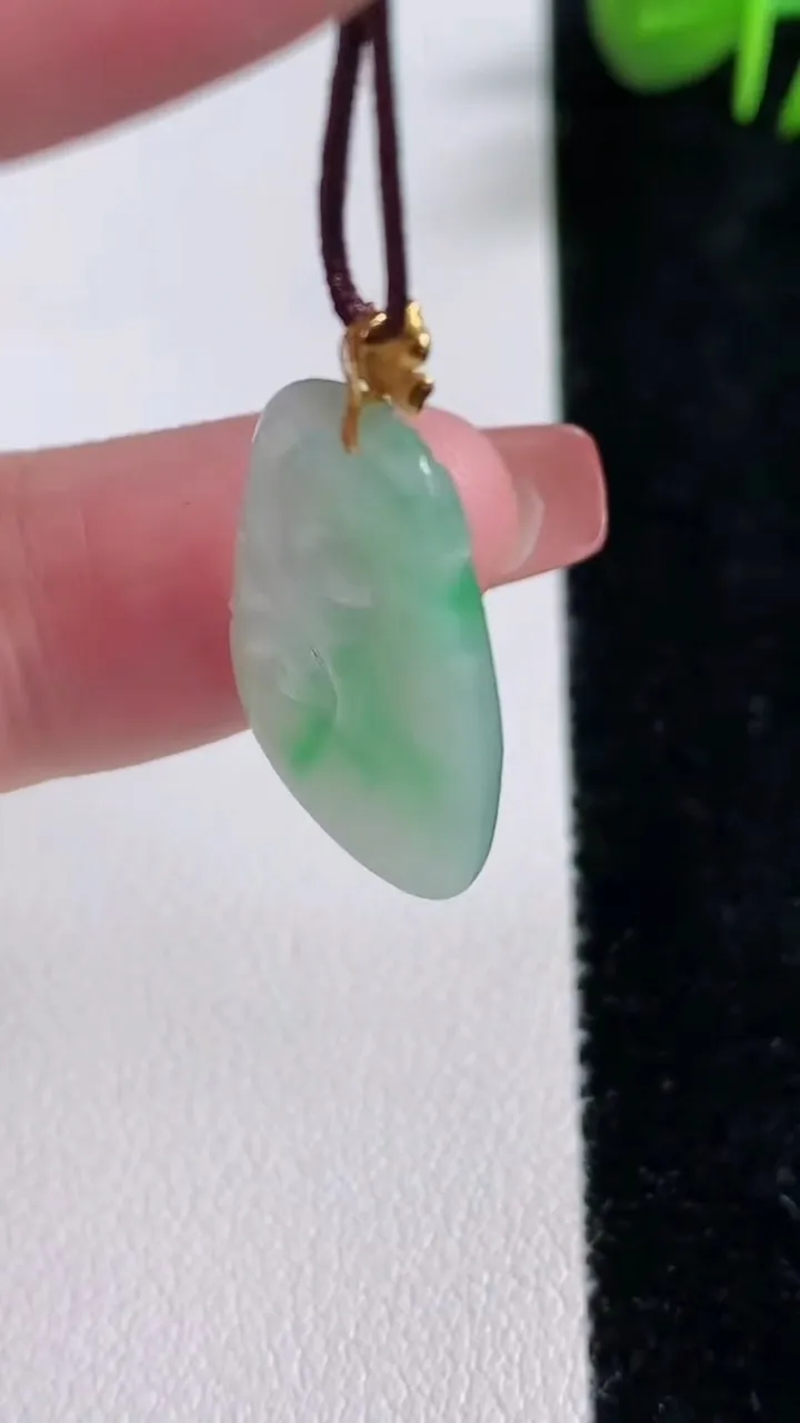 天然A货翡翠如意吊坠，尺寸25.6-15.7-3.2，重量:2.54g
12月17日