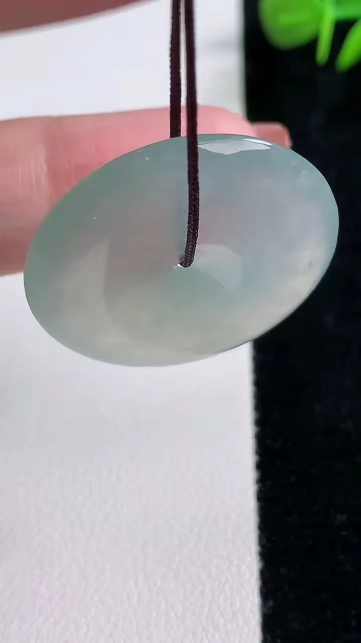 天然A货翡翠平安扣吊坠，尺寸30-5，重量:9.42g
12月17日